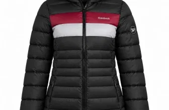 Schwarze Reebok Winterjacke mit Kapuze und rot-weißen Streifen auf der Brust