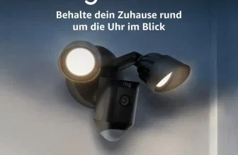 Schwarze Ring Flutlichtkamera mit zwei leuchtenden LEDs an einer Wand, Logo und Slogan darüber