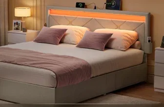 Bett mit LED-Beleuchtung am Kopfteil, Fernbedienung und Icons für Farben und Modi