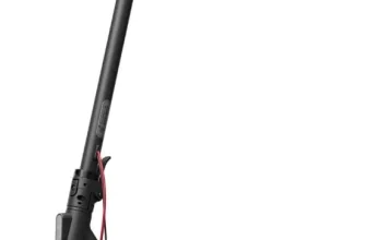 Schwarzer E-Scooter mit roter Bremsleitung, Detailansicht von Lenker, Vorderrad und Hinterrad auf weißem Hintergrund.