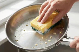 Hand wäscht eine Pfanne mit einem gelb-grünen Sorbo-Schwamm