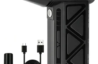 Schwarzes elektrisches Druckluftspray mit USB-Kabel und Düse auf weißem Hintergrund