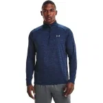 Mann in blauem Under Armour Langarmshirt mit halbem Reißverschluss und grauen Hosen