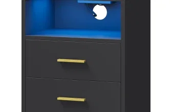 Schwarzer Nachttisch mit zwei Schubladen, goldenen Griffen und blau beleuchteter offener Nische mit Ladebuchse.