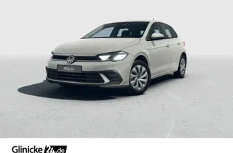 Weißer Volkswagen Polo Life auf hellem Untergrund mit Glinicke 24 Logo im unteren Bereich