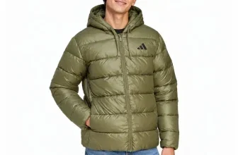 Model trägt eine olivgrüne Adidas Daunenjacke mit Kapuze und Logo auf der Brust