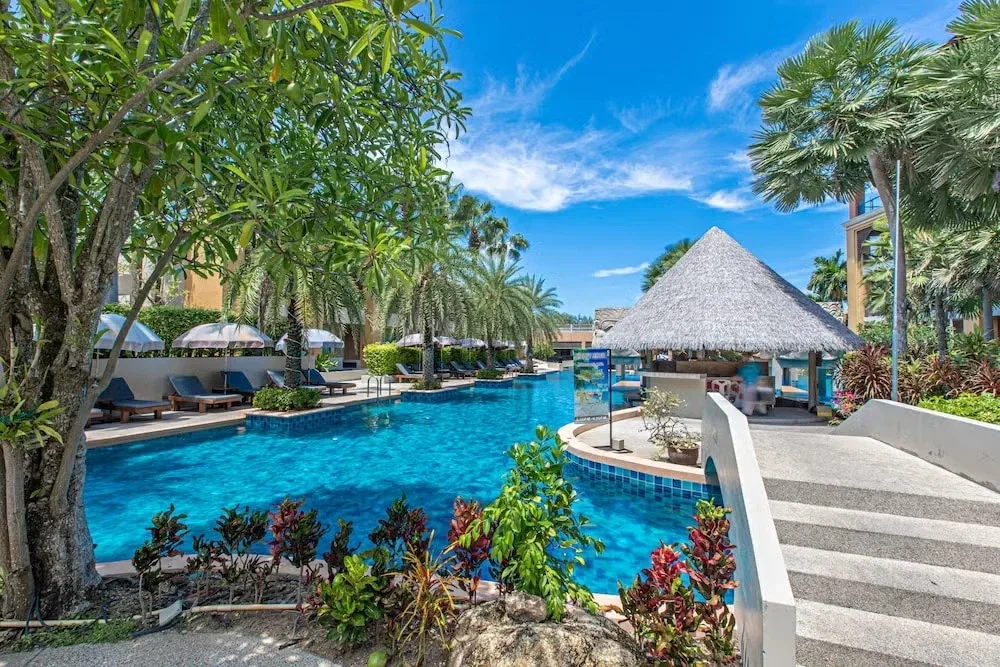 Last Minute: 13 Tage Phuket im 4* Rawai Palm Beach Resort inklusive Hin- und Rückflug sowie Frühstück ab 989 € pro