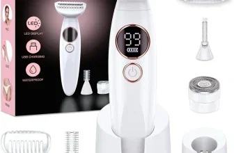 Weißer 3-in-1 Damenrasierer mit LED-Display, Ladebasis und Zubehör wie Kamm und USB-Kabel vor der Verpackung.