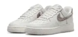 WMNS AIR FORCE 1 ’07  PHANTOM/LT IRON ORE-LT IRON ORE für 83,96 € inkl. Versand (statt 119,95 €)