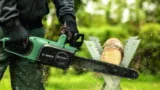 Bosch UniversalChain 35 Elektro-Kettensäge [35 cm, 1800 Watt, inkl. 2. Kette] für 69,00 € inkl. Versand statt 82,11€