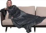 Winthome Kuscheldecke mit Ärmeln, Decke Weich Kuschelig Warm für 13,99 € inkl. Prime-Versand (statt 25,99 €)