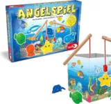 Noris – Angelspiel – spannendes Kinderspiel mit bunten Kunststoff Fisch-Figuren und 2 Holz Angeln – für 12,59 € [Prime] statt 15,95 €