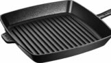 Staub Grillpfanne (26 cm x 26 cm, aus Gusseisen, Hitzebeständig bis 260 °C, für alle Herdarten) für 46,79 € inkl. Versand statt 83,94 €