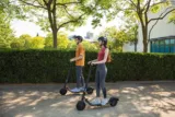 Ninebot KickScooter E25D + Zusatzakku (Straßenzulassung, 20km/h, 25/45km Reichweite, 15° Steigung, bis 100kg) für 549,99 € inkl. Versand (statt 644,47 €)