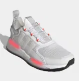 Adidas NMD_R1 V3 cloud white/core black/grey one für 74,90 € inkl. Versand (statt 129,00 €)
