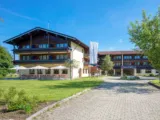 Chiemgauer Alpen: Luxuriöses Alpenhotel Innzell mit Frühstück, Sauna & Öffis – DZ für 93,40 € bis Ende Juni