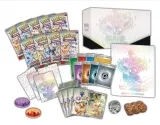 Pokémon-Sammelkartenspiel: Top-Trainer-Box Karmesin & Purpur – Prismatische Entwicklungen für 52,99 € inkl. Prime-Versand (statt 100,00 €)