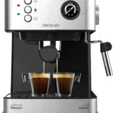 Cecotec Cumbia Power Espresso 20 Barista Aromax Kaffeemaschine (2900 Watt, 2 Heizsysteme, 20-bar-Druckpumpe, Manometer, Doppelauslassfilterhalter und 2 Filter) – für 57,90 € inkl. Versand (statt 82,99 €)