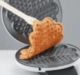 Cloer 1621 Herz-Waffeleisen mit manueller Temperatureinstellung für 18,94 € inkl. Versand