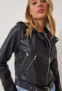 2 Stück: Crep Tekstil Schwarze Lederjacke für Damen mit Gürtel für 21,26 € inkl. Versand