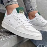 adidas Originals Supercourt White/Green [Gr. 36 bis 49 1/3] für 43,94 € inkl. Versand statt 70,98 €