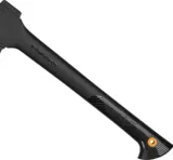 Fiskars Universalaxt A10 Solid (49 cm, 1 kg, mit Klingen- und Transportschutz, Antihaftbeschichtet) – für 37,29 € inkl. Versand (statt 49,69 €)