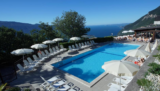 Urlaub am Gardasee: 8 Tage im  3* Residence La Rotonda mit Seeblick, Halbpension Plus & Extras für 299€ p.P.