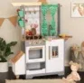 KidKraft – Kinderküche Terrace Garden mit Utensilien und Geschirr für 78,19 € inkl. Versand (statt 139,00 €)
