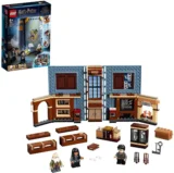 LEGO 76385 Harry Potter Hogwarts Moment: Zauberkunstunterricht für 19,32 € inkl. Prime-Versand (statt 25,49 €)