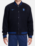 NIKE PERFORMANCE CFC M NK VARSITY JKT PITCH BLUE/RUSH für 55,94 € inkl. Versand (statt 99,95 €)