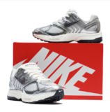 NIKE WMNS AIR PEGASUS 2005 HJ7310-025 PHOTON DUST / CHROME-GRIDIRON-SAIL für 77,99 € inkl. Versand (statt 109,00 €)