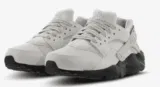 Nike Huarache GS in „Light Bone“ (Gr. 36 – 40) für 49,99 € inkl. Versand