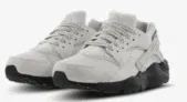 Nike Huarache GS in „Light Bone“ (Gr. 36 – 40) für 49,99 € inkl. Versand