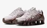 Nike Shox Tl IB7699-200 (Gr. 35,5 bis 50) für 84,99 € inkl. Versand (statt 135,20 €)