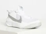 Nike Sneaker Team Hustler D 10 , weiß + 2x Camano Sneaker Socken für 30,87 € inkl. Versand (statt 60,84 €)