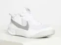 Nike Sneaker Team Hustler D 10 , weiß + 2x Camano Sneaker Socken für 30,87 € inkl. Versand (statt 60,84 €)