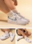 Nike WMNS Air Force 1 Low „Blue Gingham“ WHITE/UNIVERSITY BLUE (Gr. 35,5 – 40,5)