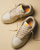 Nike WMNS Dunk Low FZ2552-100  (muslin / team gold / pale ivory / laser orange) für 76,15 € inkl. Versand (statt 99,95 €)