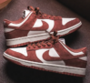 Nike Dunk Low Women HJ7673-001 (rot) für 72,30 € inkl. Prime Versand (statt 101,99 €)