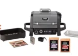 🔥Ninja Woodfire Elektrischer Outdoor Grill & Smoker OG701DE + Pellets + Pelletschaufel + Grillabdeckung + Ninja Woodfire Ständer