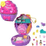 POLLY POCKET Süsse Träume Cupcake Schatulle – Handgelenkband, 2 Puppen, 5 Spielelemente, 13 Accessoires, für Kinder ab 4 Jahren, HKV31 für 12,99 € inkl. Prime-Versand (statt 16,94 €)