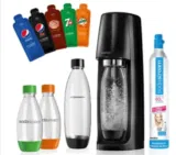 SodaStream Easy Wassersprudler + CO2- Zylinder + 2x 1 L PET-Flasche + 2x 0,5 L PET-Flasche + 5 x Sirupproben, schwarz für 49,99€ inkl. Versand