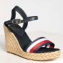 Tommy Hilfiger Keilabsatz-Sandale mit Schimmer-Streifen FW0FW05590 für 31,96 € inkl. Versand (statt 52,50 €)
