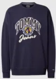 Tommy Jeans Sweatshirt mit Label-Stitching (2 Farben, Gr. S bis XXL) für 33,99 € inkl. Versand (statt 49,95 €)