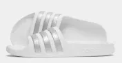 adidas Adilette Slides Kleinkinder für 13,99€ inkl. Versand (statt 20€)