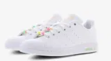 adidas Stan Smith Friendship White-Bliss Orange-Beam Pink für 29,99 € inkl. Versand (statt 53,99 €)