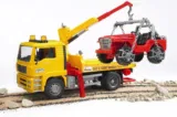 Bruder 02750 – MAN TGA Abschlepp-LKW mit Geländewagen – für 24,99€ [Prime] statt 37,39€