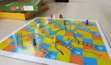 Gratis Brettspiel: „Schlangen & Leitern“ mit 8 Spielfiguren und 2 Würfel