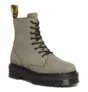 Dr. Martens Stiefelette in Grau mit Blockabsatz (Gr. 36 – 41) für 168,20 € inkl. Versand statt 205,90 €